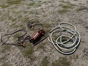 lot 85 image: Hydraulic Floor Jack, Booster Cables & Garden Hose