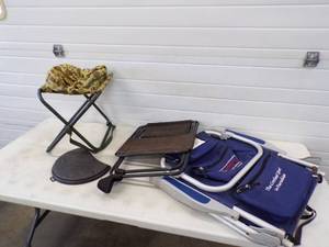 lot 19 image: Ice Fishing Chairs and Pail Seat