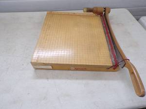 lot 38 image: 15 Paper Cutter