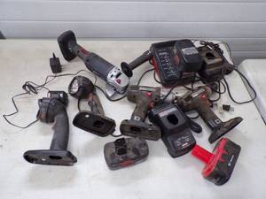 lot 43 image: Craftsman 19.2 Cordless Tool Set