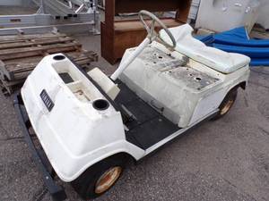 lot 67 image: Yamaha Golf Cart for parts or repair
