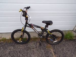 lot 73 image: Razor Kobra Kids Bike