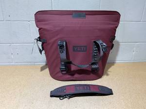lot 6 image: Yeti Hopper M30 Tote Soft Cooler