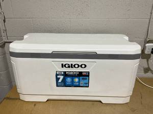 lot 88 image: igloo 150qt maxcold outdoor cool box