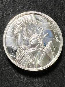 lot 09 image: 2 TROY OZ .999 FINE SILVER LIBERTY ISLAND ROUND