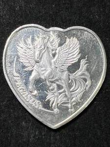 lot 21 image: 1 TROY OZ .999 FINE SILVER HEART SHAPED BAR