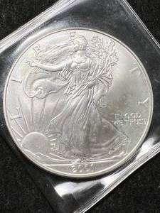 lot 70 image: 2001 AMERICAN SILVER EAGLE 1 TROY OZ .999 FINE SILVER
