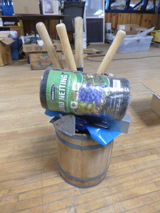 lot 37 image: Gardening Items