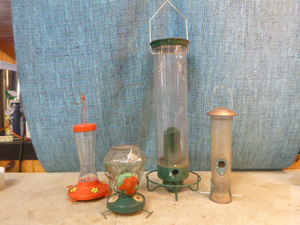 lot 38 image: 4 Bird Feeders