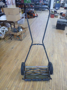lot 46 image: Great States Manual Push Mower