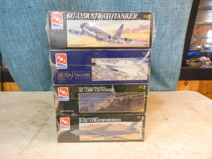 lot 86 image: 4 Ertl AMT Airplane Model Kits