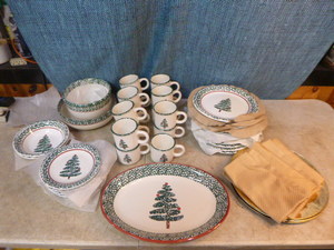 lot 120 image: Christmas Dishware