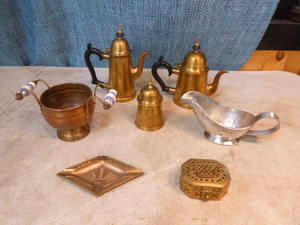 lot 126 image: Assorted Metal Serving Pieces