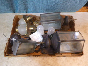lot 131 image: Lot of Assorted Light Fixtures