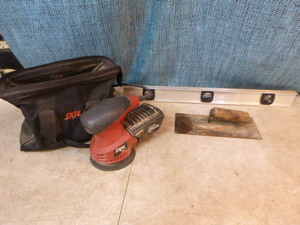 lot 142 image: Skil Disk Palm Sander