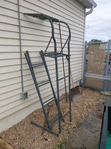 lot 147 image: Deer Stand