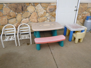 lot 149 image: Outdoor Childrens Picnic Table with Chairs