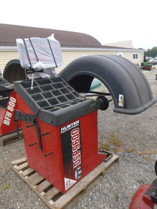 lot 6 image: Hunter Tire Balancer