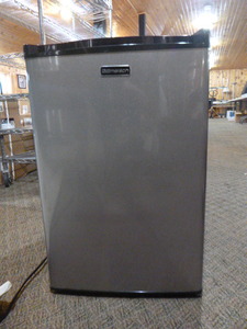 lot 10 image: Emerson Mini Refrigerator