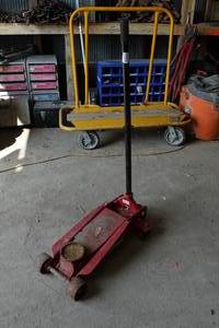 lot 320 image: Pro Series Floor Jack