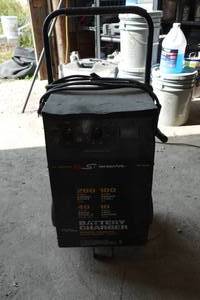 lot 319 image: Schumacher 1040100200 Amp Battery Charger