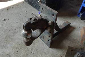 lot 365 image: Heavy Duty Receiver Hitch with Hook - 2-516