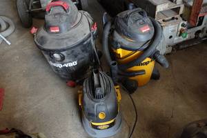 lot 381 image: 3 Shop Vacs