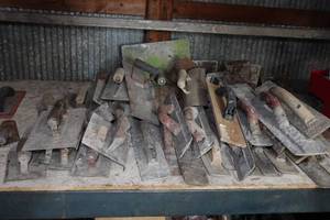 lot 413 image: Assorted Concrete Finishing Tools