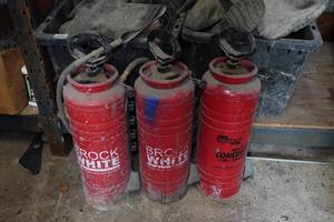 lot 440 image: Metal Pressure Spray Cans
