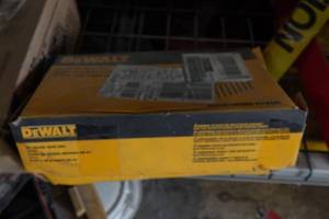 lot 495 image: DeWalt 21 Round Head Framing Nails
