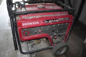 lot 139 image: Honda EM 5000SX 5000 Watt Gas Generator