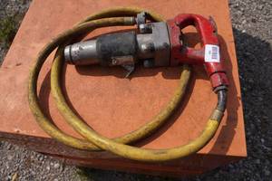 lot 641 image: Heavy Duty Air Chipping Hammer