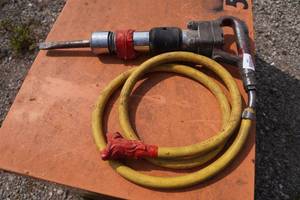 lot 642 image: Airrex Viper Air Chipping Hammer