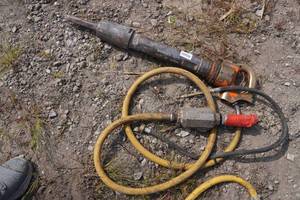 lot 644 image: Heavy Duty Air Chipping Hammer