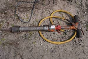 lot 648 image: Heavy Duty Air Chipping Hammer
