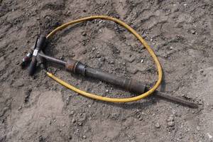 lot 651 image: Heavy Duty Air Chipping Hammer
