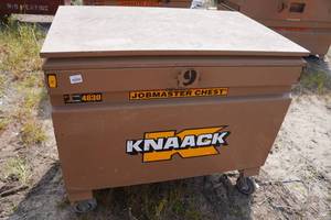 lot 194 image: Knaack 4830 25.25 cu ft Job Box