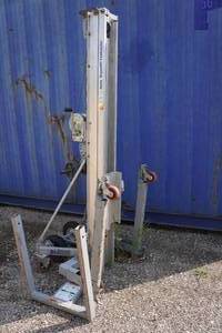 lot 219 image: Genie Superlift Manual Contractor Lift