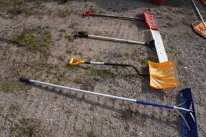 lot 663 image: Snow Shovels