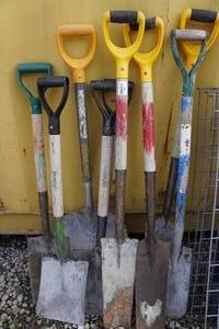 lot 665 image: Assorted Shovels