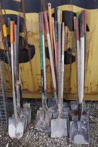 lot 669 image: Assorted Shovels