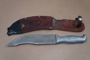 lot 18 image: Vintage WW2 Theater Knife