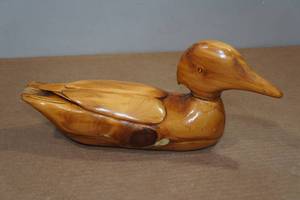 lot 28 image: Vintage Hand Carved Duck
