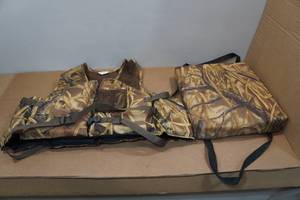 lot 247 image: Ducks Unlimited Life Jacket with Stearns Throwable Device - XXXL