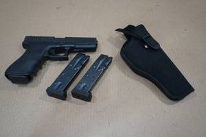 lot 1O image: Glock 17 Gen 2 9mm Semi-Auto Pistol - 3 Magazines