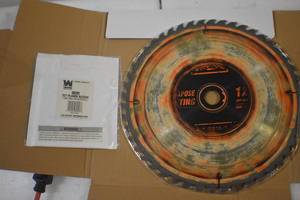 lot 9 image: Saw blade and Planer blades