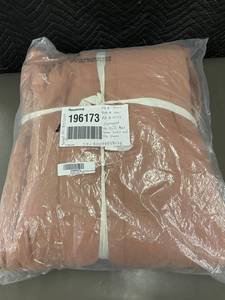 lot 12 image: French Linen Box Stitch Quilt Set KingCal King Clay - Damaged