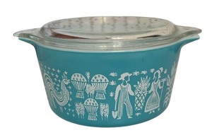 lot 21 image: K - Vintage Pyrex 1 Quart Casserole Dish with Amish Print and Glass Lid