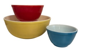 lot 32 image: K - Set of 3 Vintage Pyrex Nesting Mixing Bowls Yellow Red Blue