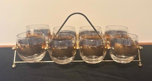 lot 40 image: Set of 8 Vintage Culver Glasses with Gold Pattern and Metal Holder